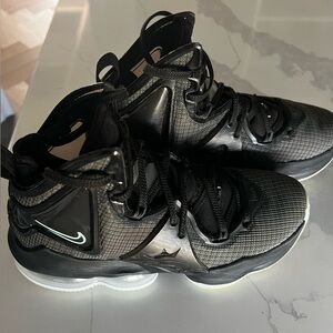 Nike LeBron James Big Kid Basketball Sneakers